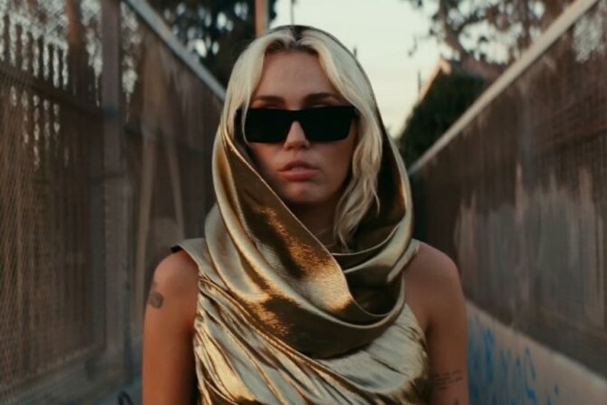 Miley Cyrus / Akimirka iš vaizdo klipo „Flowers“